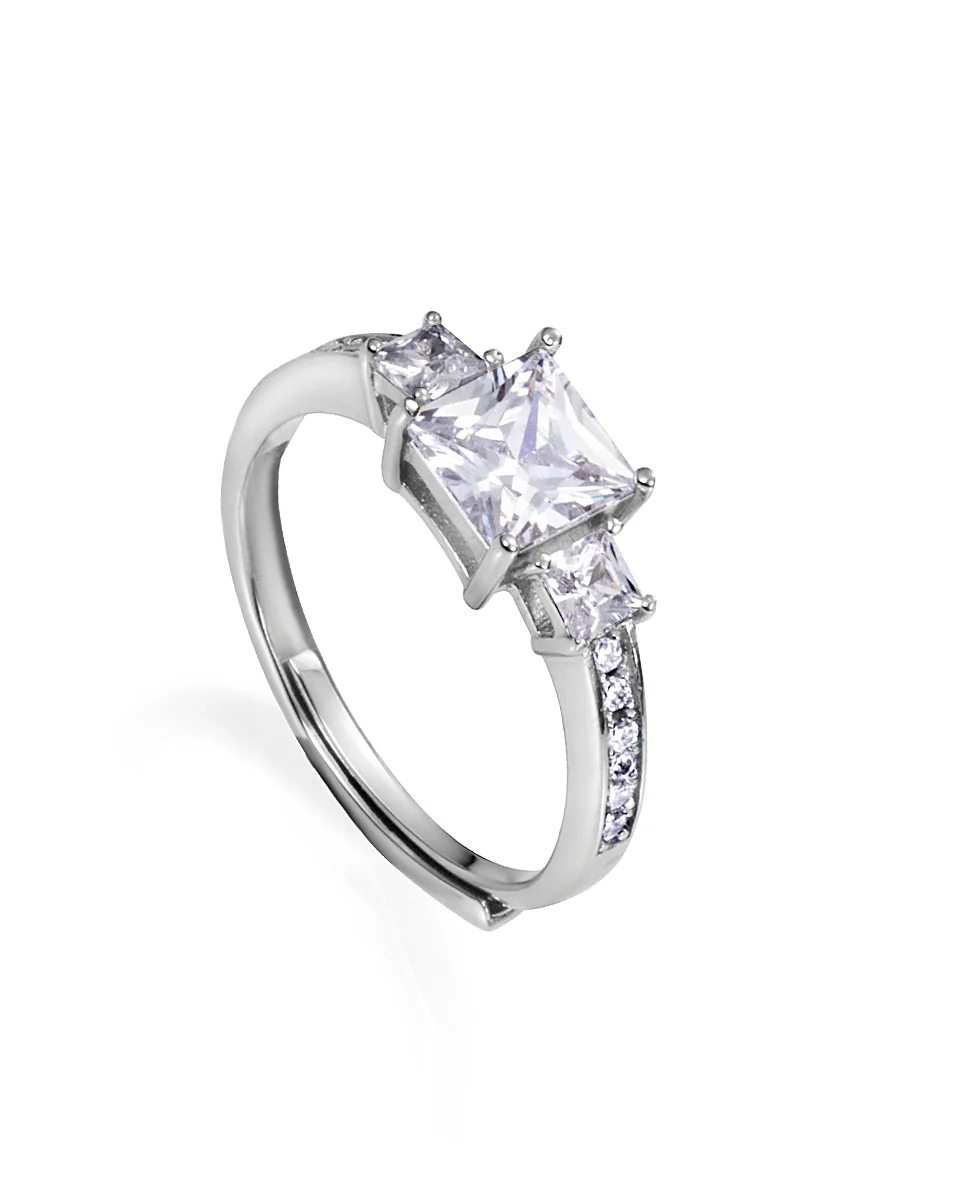 Anillo de plata con 3 circonitas centrales