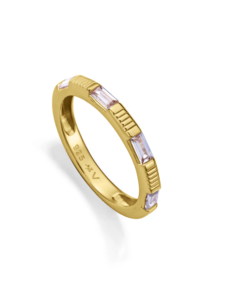 Anillo de plata de primera ley con baño de oro y cuatro circonitas baguette blancas