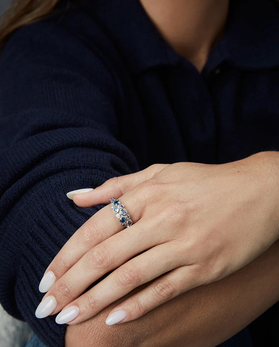 Anillo de plata de primera ley con baño de rodio con circonitas - Image 3