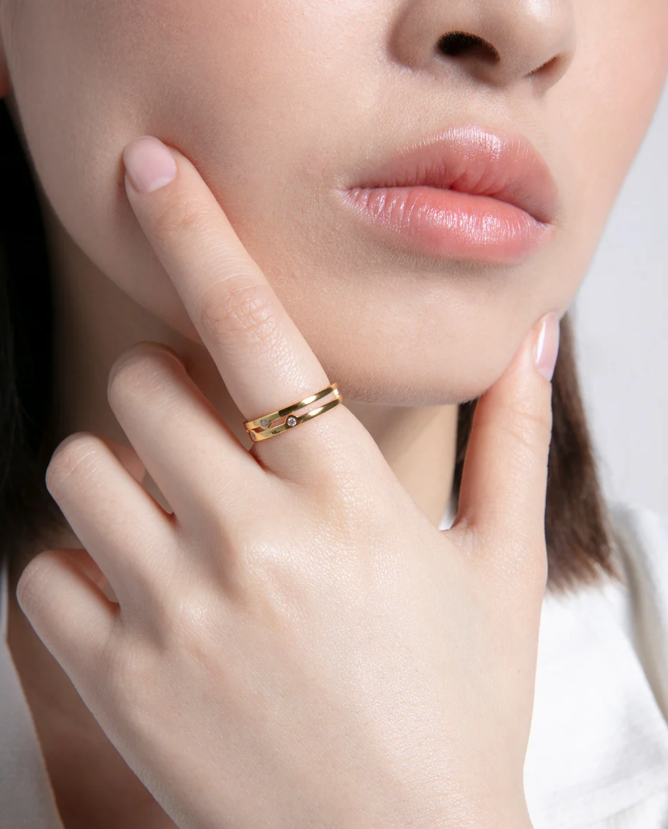 Anillo doble de plata de ley con baño de oro y circonitas blancas - Image 2
