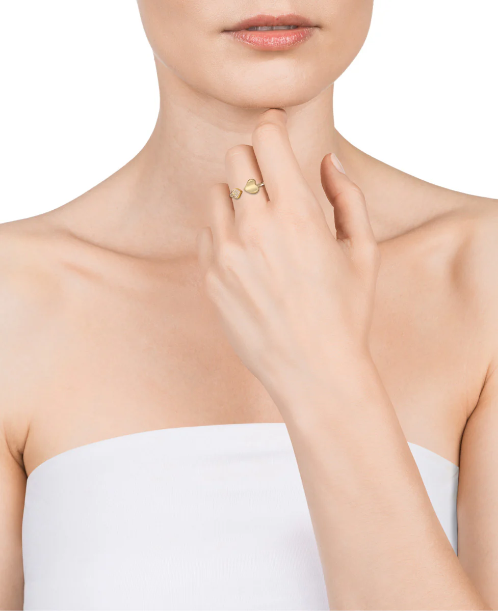 Anillo Love de plata bañado en oro con circonitas blancas en forma de corazón - Image 2