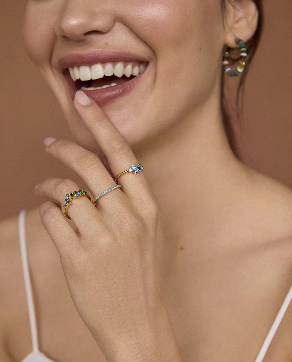 Anillo Trend de plata de ley bañado en oro con circonitas azules y blancas - Image 10
