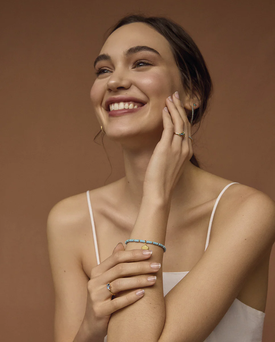 Anillo Trend de plata de ley bañado en oro con circonitas azules y blancas - Image 2