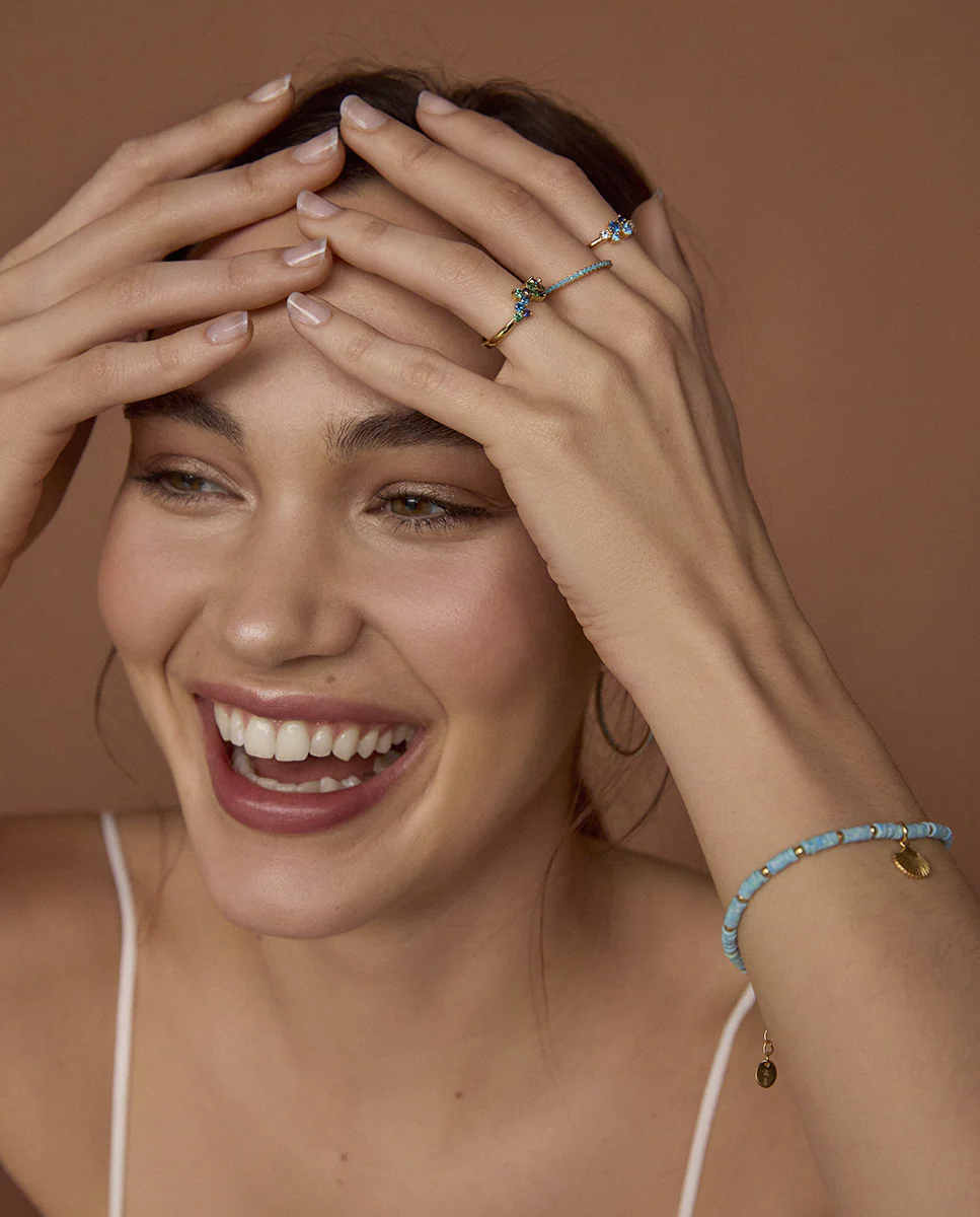 Anillo Trend de plata de ley bañado en oro con circonitas azules y blancas - Image 4