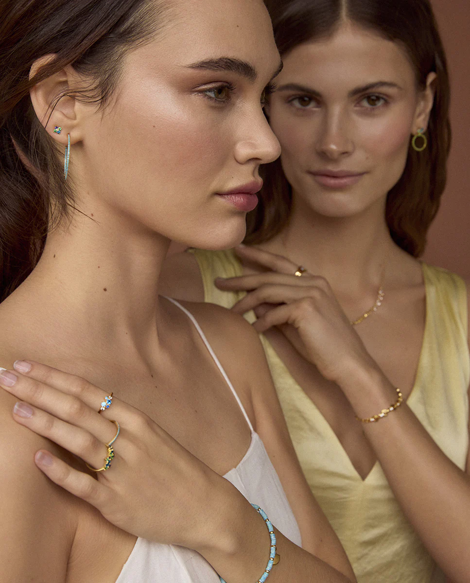 Anillo Trend de plata de ley bañado en oro con circonitas azules y blancas - Image 5