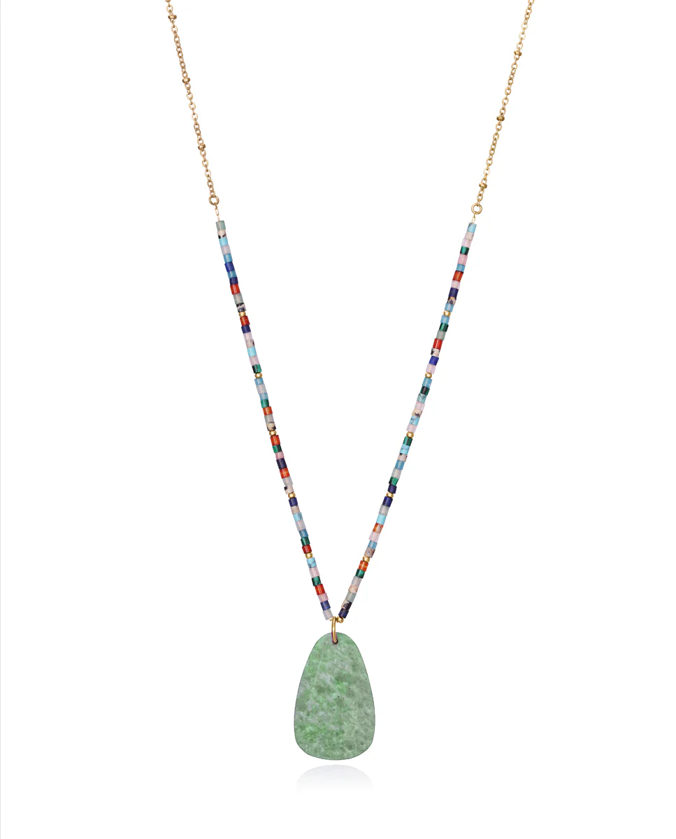 Collar Chic de acero Ip dorado con piedras naturales de colores y colgante de piedra natural