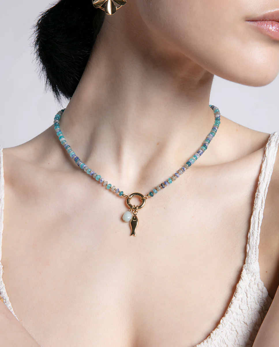 Collar de acero Ip dorado con piedras naturales y colgante de pez dorado - Image 3