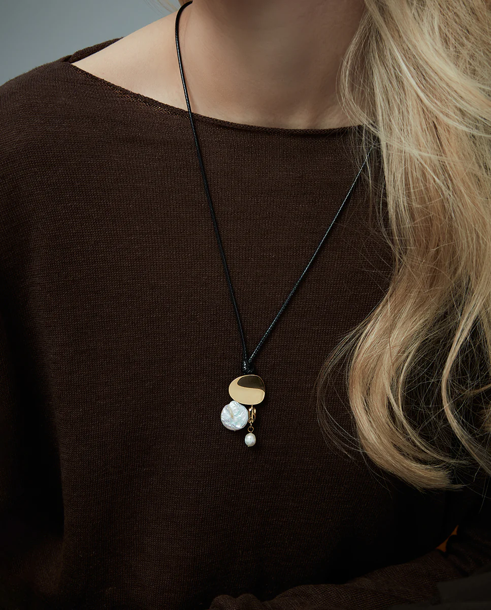 Collar de mujer de acero Ip dorado y cordón negro con perlas naturales - Image 2