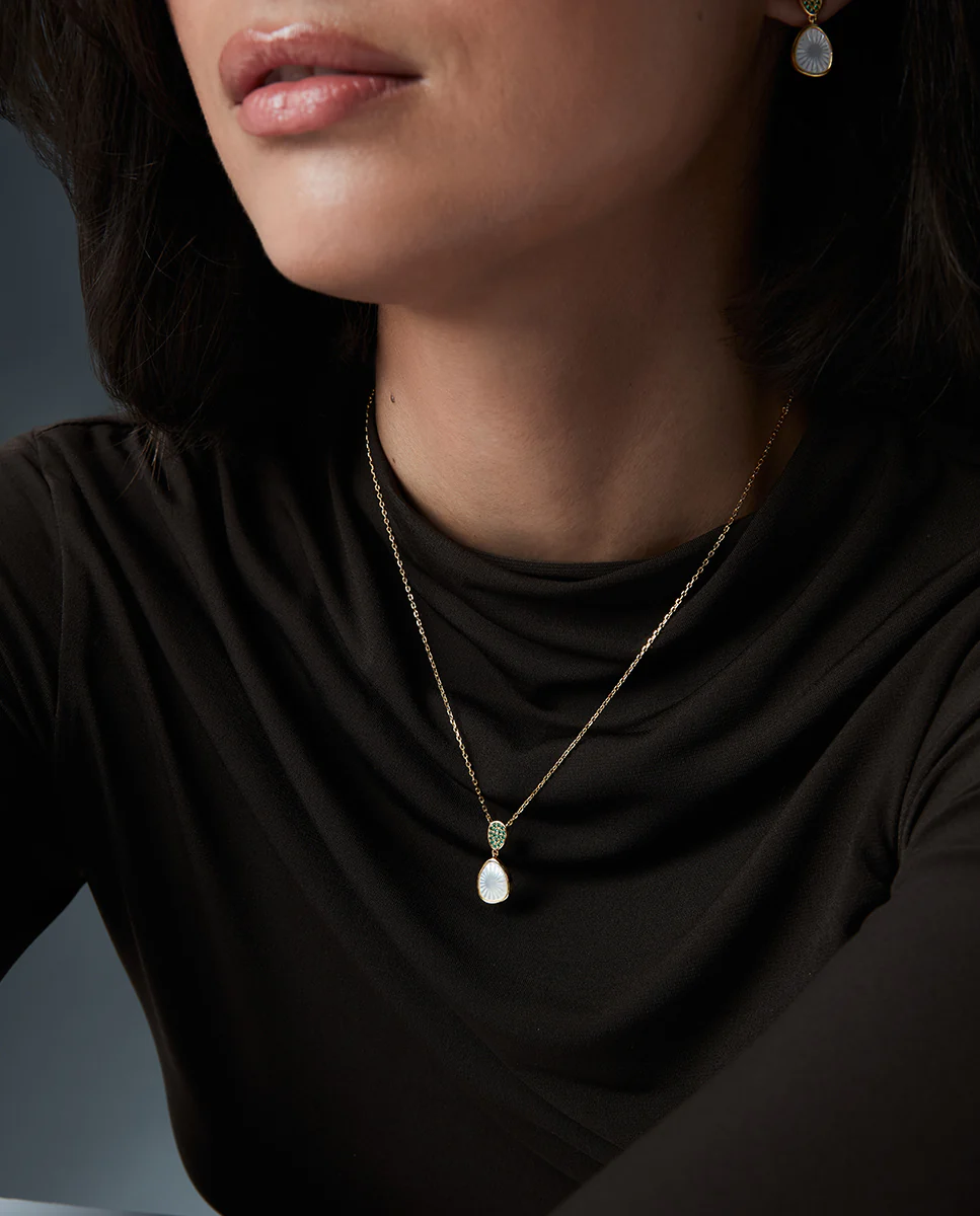 Collar de plata de primera ley con baño de oro con circonitas verdes y colgante con madre perla - Image 2