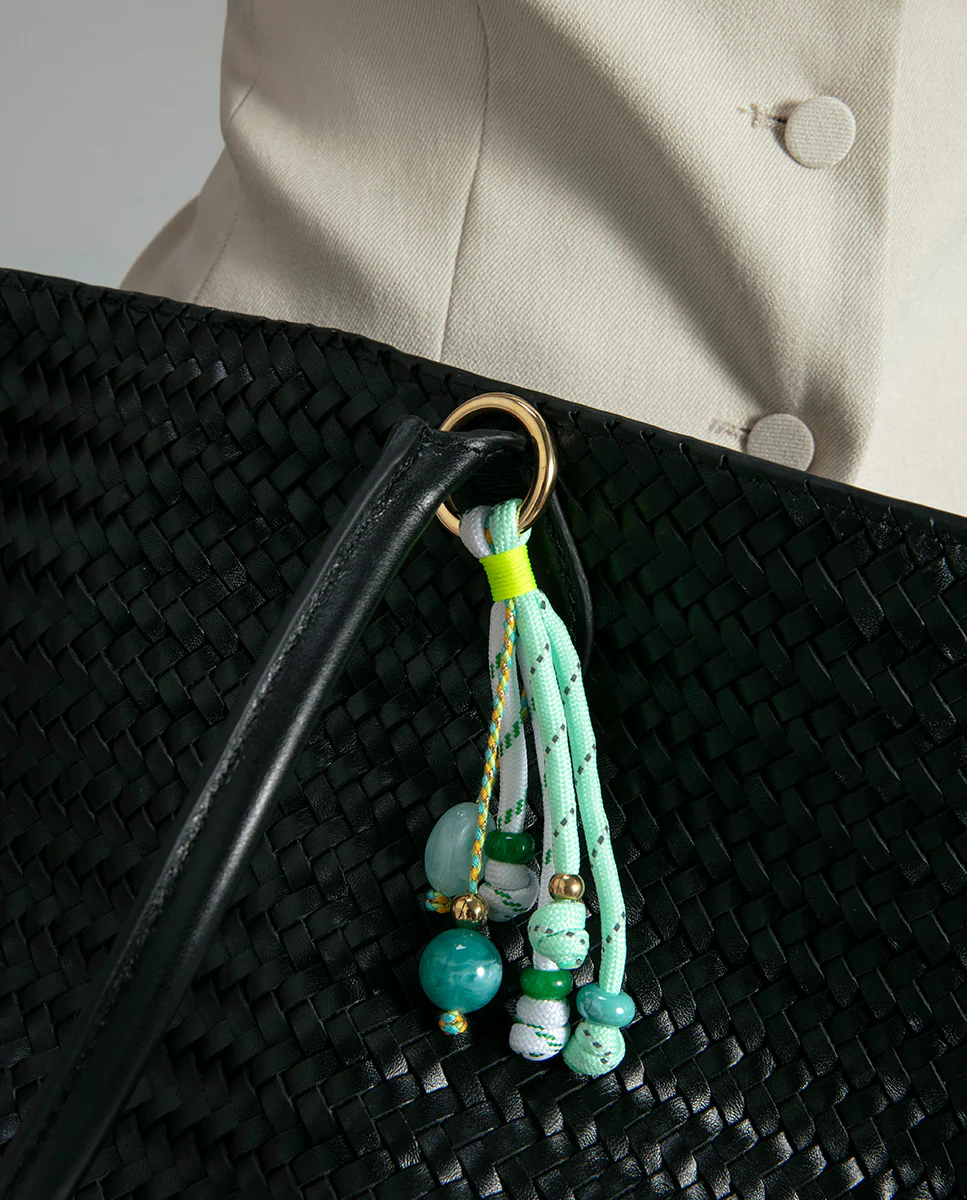 Llavero de mujer en acero Ip dorado con cuerda náutica verde y blanco y piedras verdes - Image 4