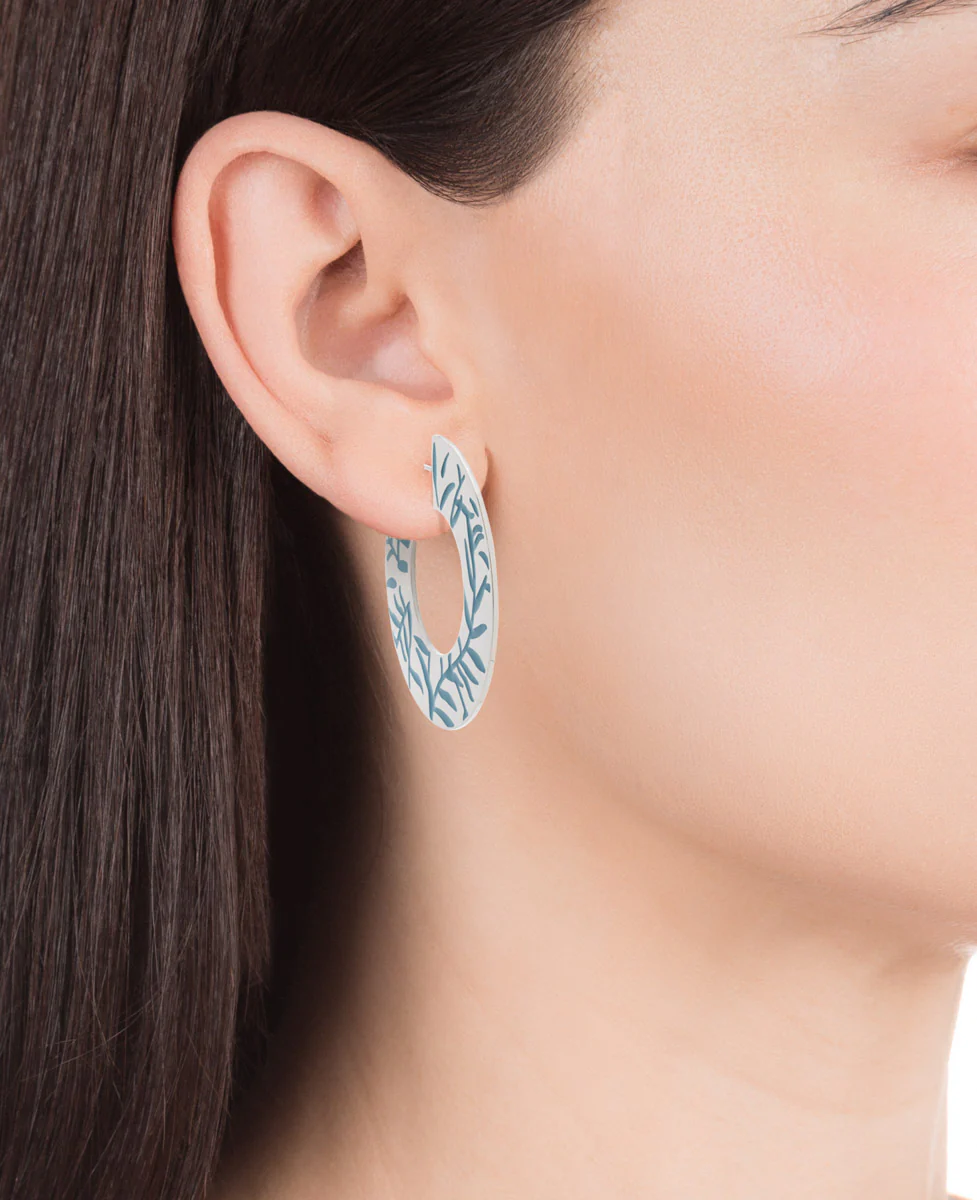 Pendientes Chic de acero en forma de aros con estampado de flores en azul - Image 2