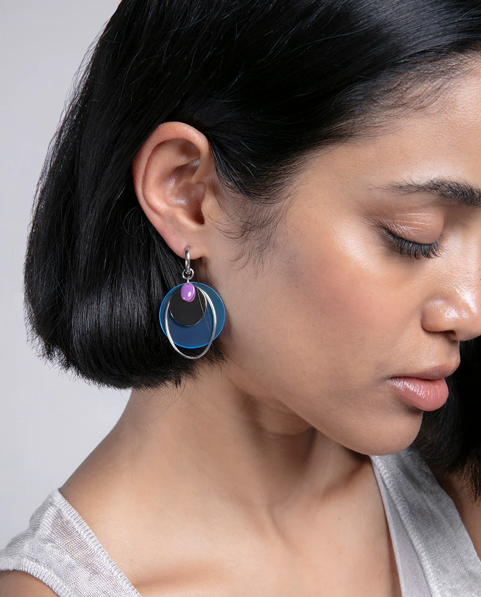 Pendientes de acero con aro colgante y círculo acrílico iridiscente con piedra morada - Image 3
