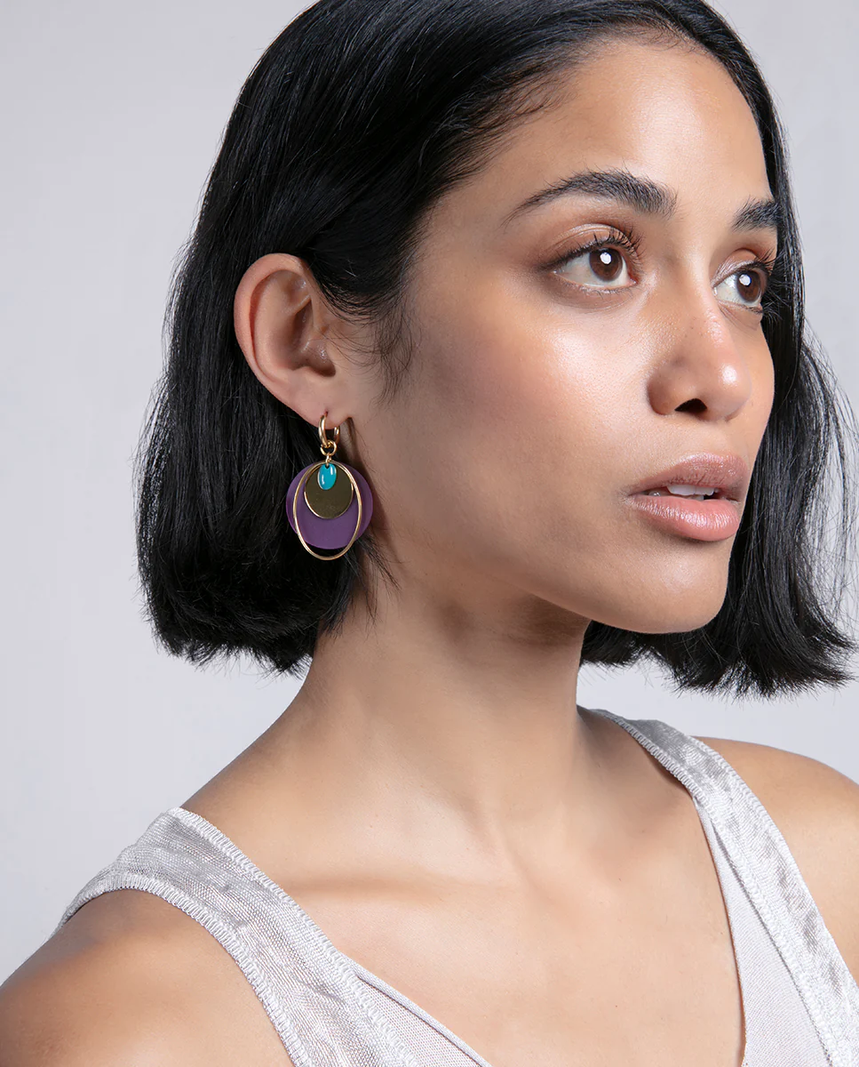 Pendientes de acero Ip dorado con aro colgante y círculo acrílico morado con piedra turquesa - Image 3