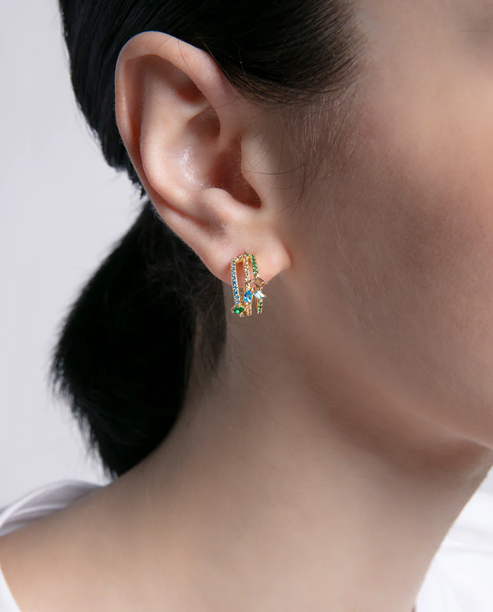 Pendientes de aro de plata de ley con baño de oro y circonitas de colores - Image 2