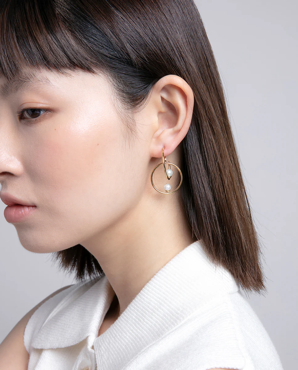 Pendientes de mujer en acero dorado con dos aros perpendiculares con perlas cultivadas - Image 3