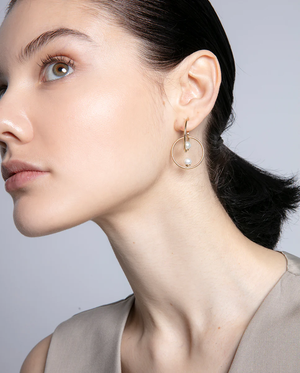 Pendientes de mujer en acero dorado con dos aros perpendiculares con perlas cultivadas - Image 4
