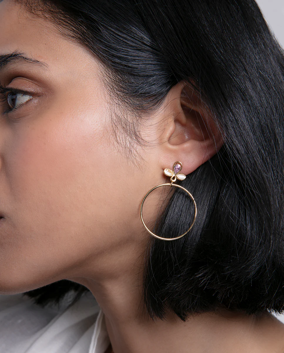 Pendientes de plata de ley con baño de oro y flor con circonitas en color rosa y aro colgante - Image 2