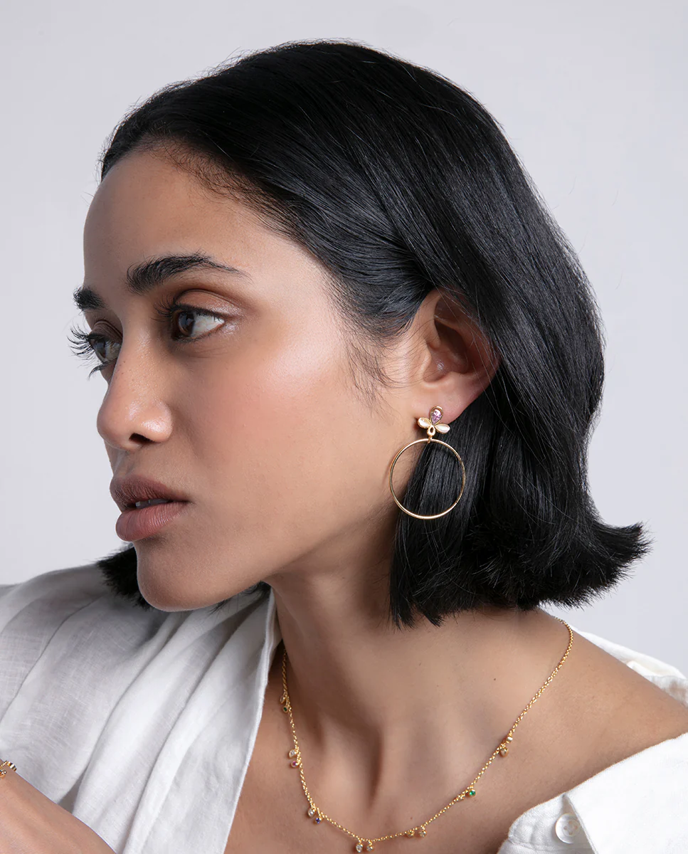 Pendientes de plata de ley con baño de oro y flor con circonitas en color rosa y aro colgante - Image 4
