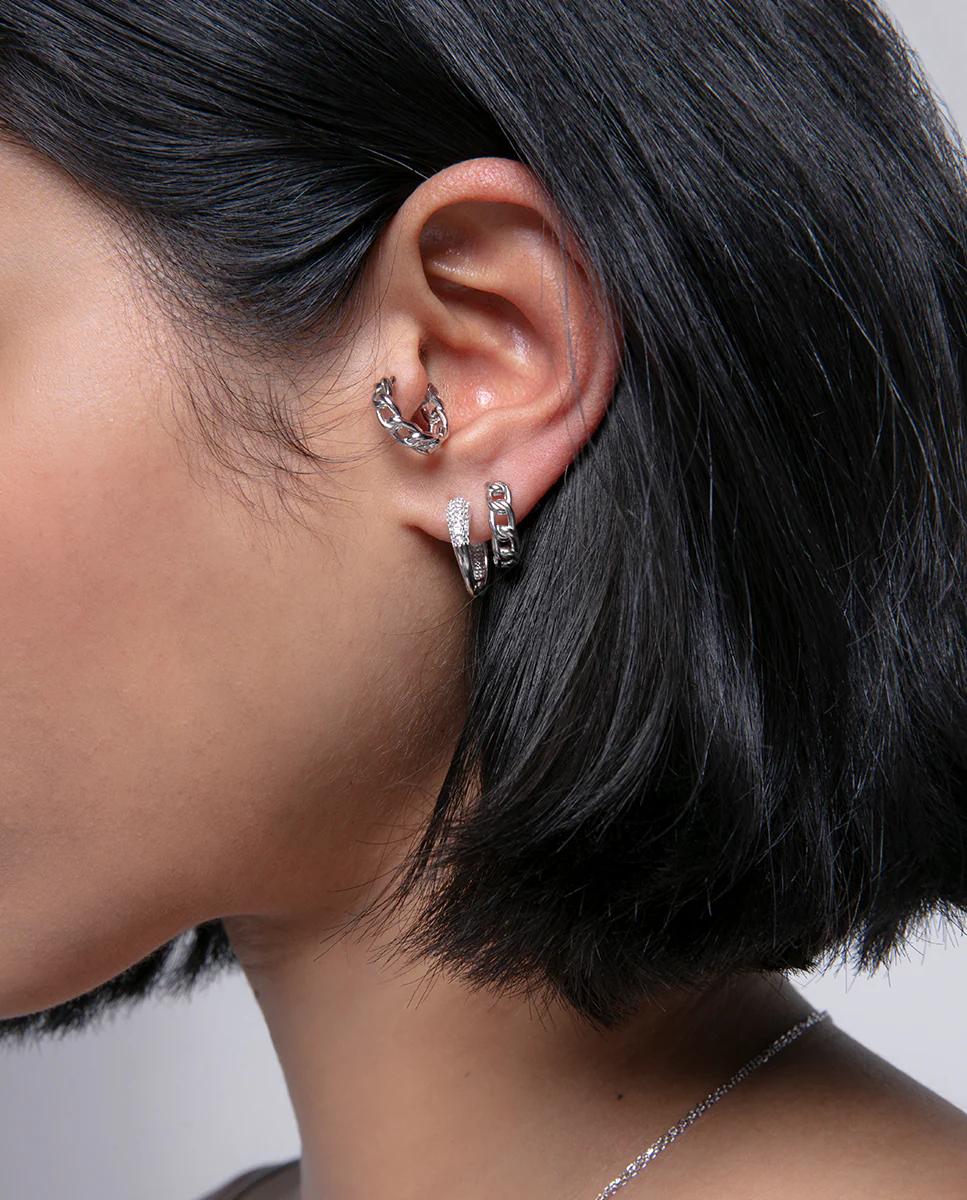 Pendientes de plata de ley con baño de rodio y aro con diseño de cadena - Image 2