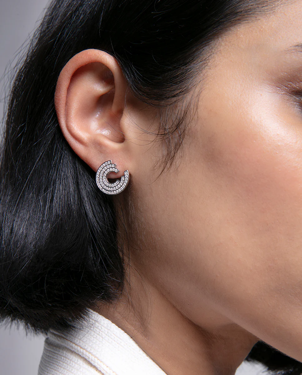 Pendientes de plata de ley con baño de rodio y tres círculos concéntricos abiertos con circonitas blancas - Image 3
