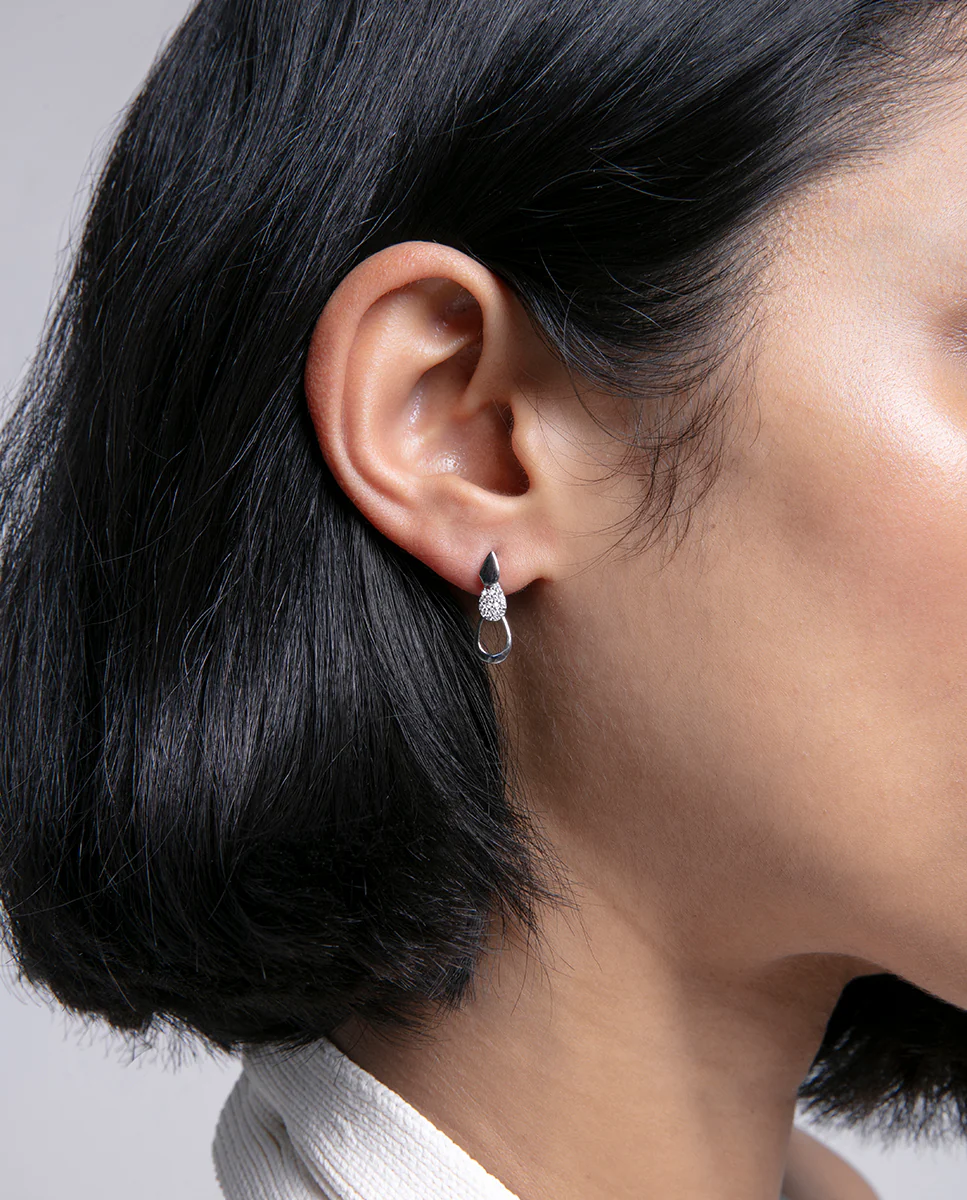 Pendientes de plata de ley con motivos en forma de gota y circonitas - Image 2
