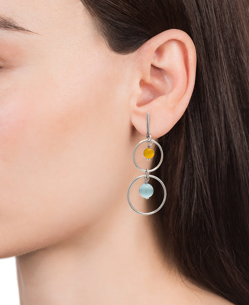 Pendientes Elegant de plata con dos aros y piedras - Image 2