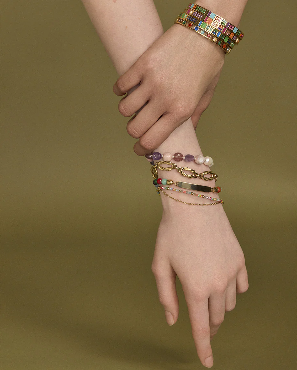 Pulsera Chic de acero en Ip dorado con piedras moradas y perlas - Image 2