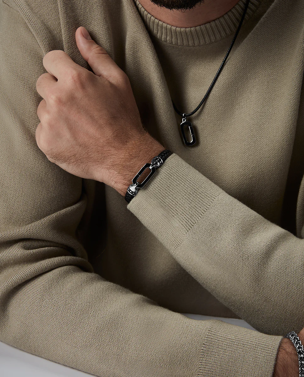 Pulsera de hombre de acero y piel negra trenzada con cierre de mosquetón - Image 2