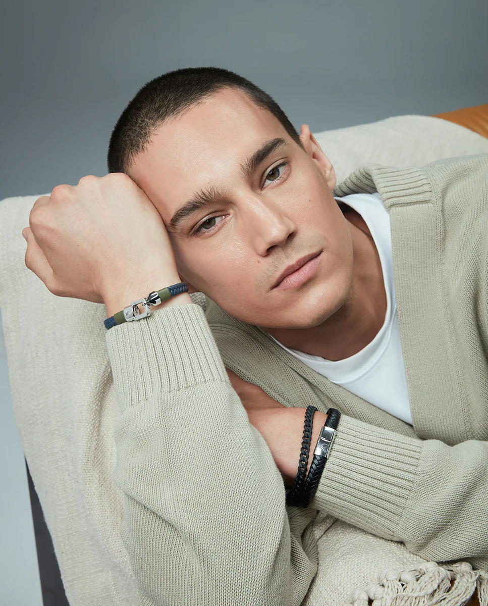 Pulsera de hombre de acero y piel trenzada azul con detalle piel verde - Image 3