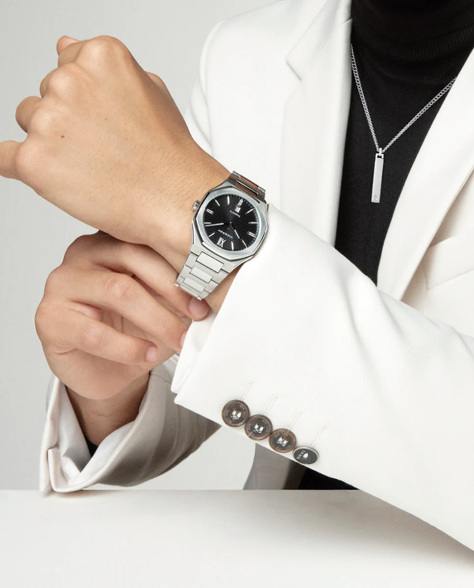 Reloj colección Laura Escanes caja de acero con doble bisel en acero e Ip negro negro con cristal zafiro 10 atm y brazalete de acero con movimiento cuarzo - Image 3