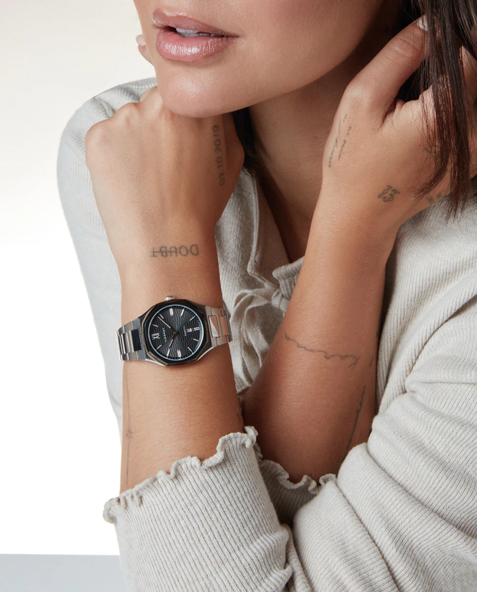 Reloj colección Laura Escanes  caja de acero con doble bisel en Ip gris y rosa  con cristal zafiro 10 atm  y brazalete de acero con movimiento cuarzo - Image 4