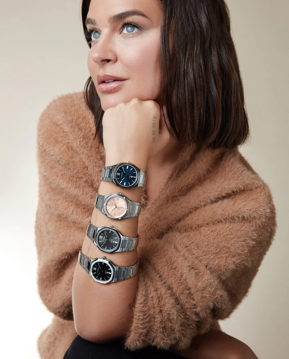 Reloj colección Laura Escanes  caja de acero con doble bisel en Ip gris y rosa  con cristal zafiro 10 atm  y brazalete de acero con movimiento cuarzo - Image 6