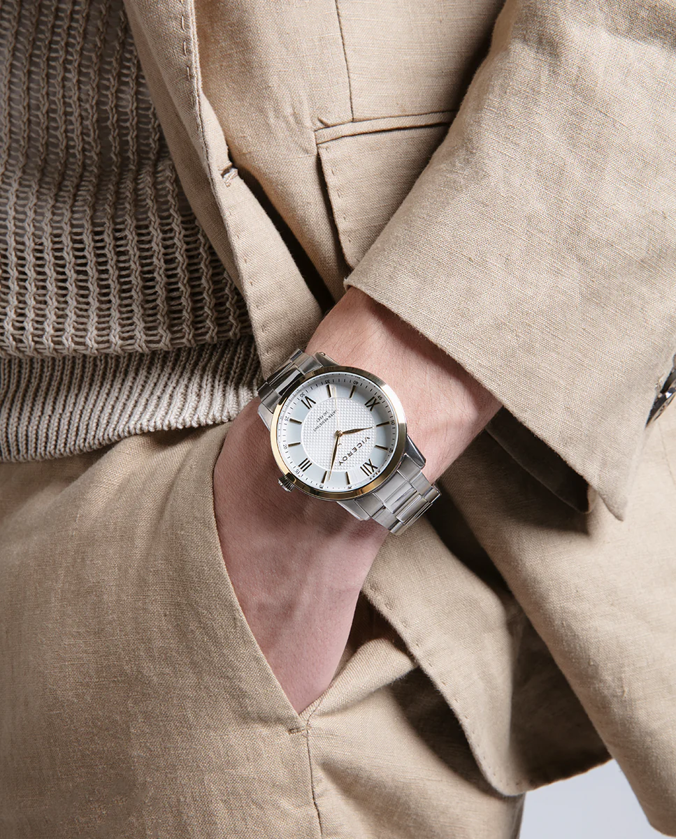 Reloj de acero con esfera blanca de números romanos y bisel dorado - Image 3