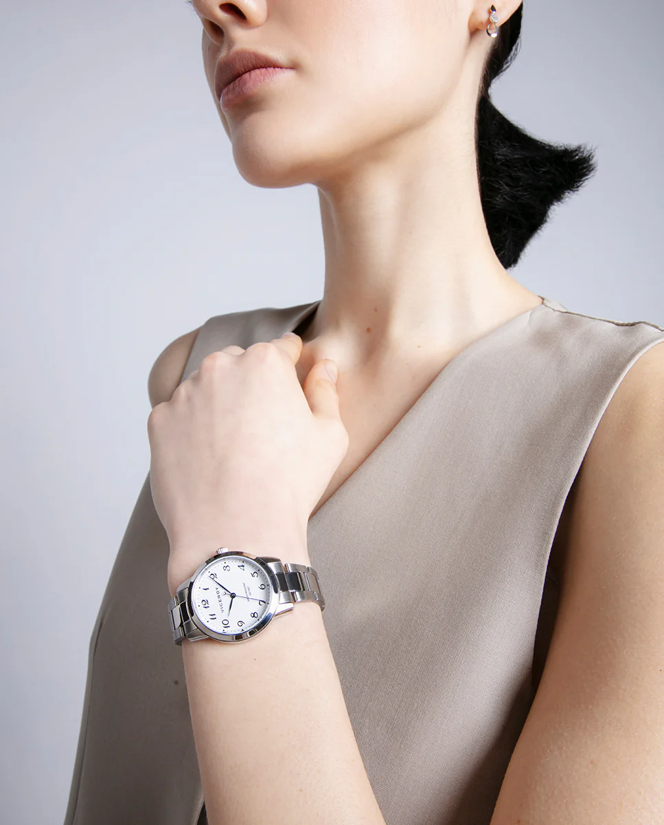 Reloj de acero con esfera blanca y agujas azules - Image 3