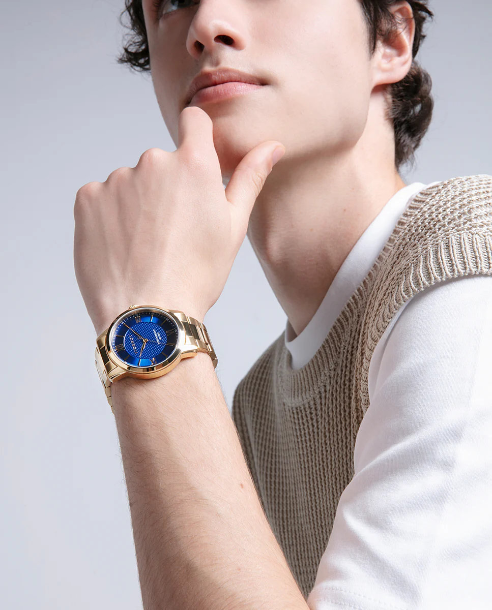 Reloj en acero dorado con esfera azul y agujas doradas - Image 4