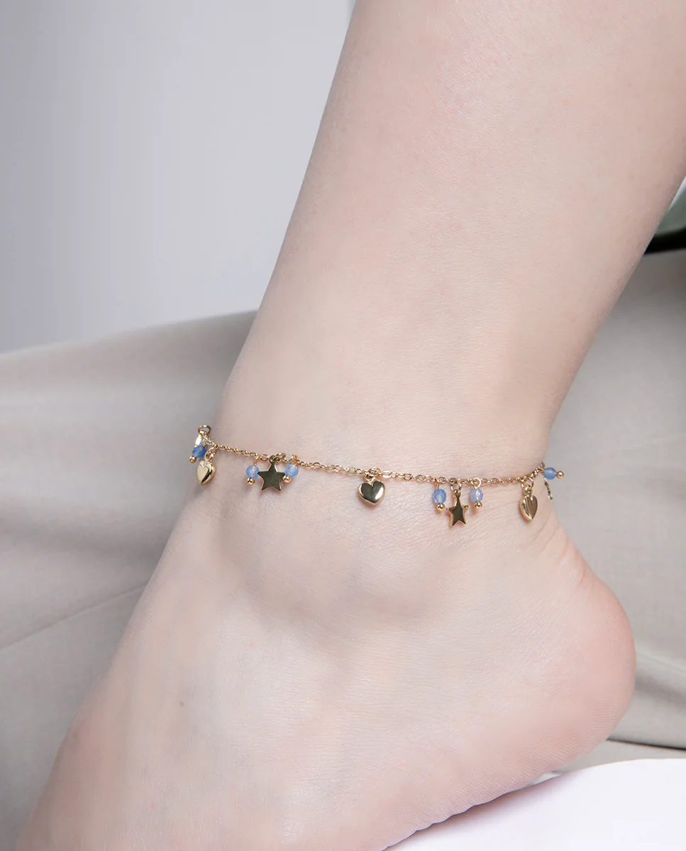 Tobillera de acero dorado con piedras naturales azules y colgantes de estrellas y corazones - Image 2