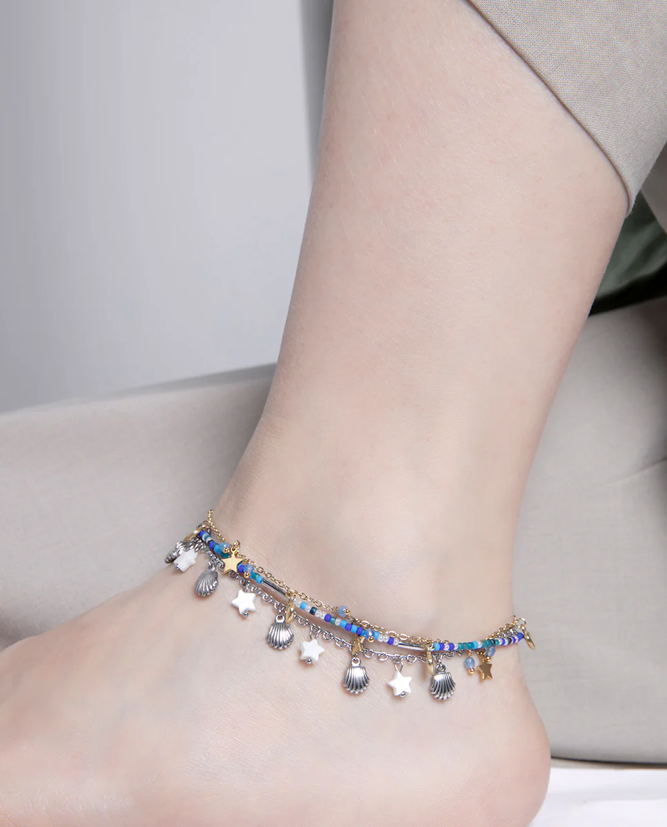 Tobillera de acero dorado con piedras naturales azules y colgantes de estrellas y corazones - Image 3